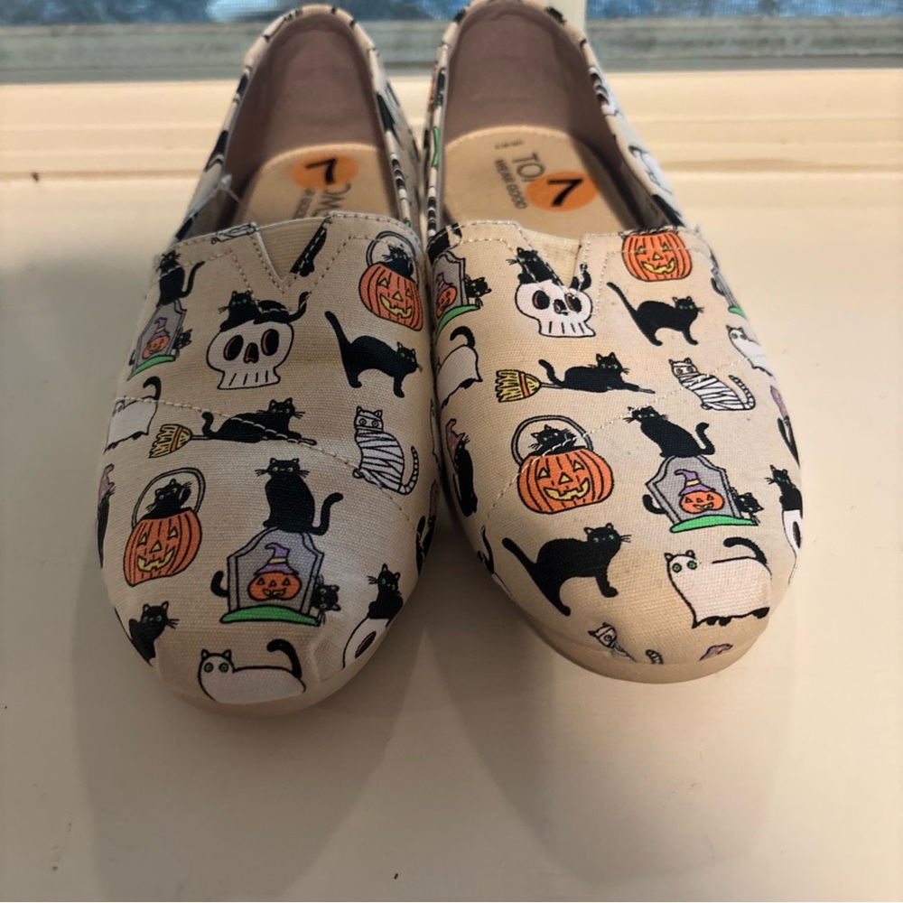 Halloween TOMS! Sz 7 NWT